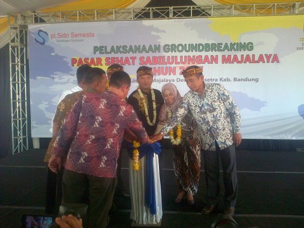 Bupati Bandung Dadang Naser saat groundbreaking Pasar Sehat Sabilulungan Majalaya, Kamis (25/5). by ist