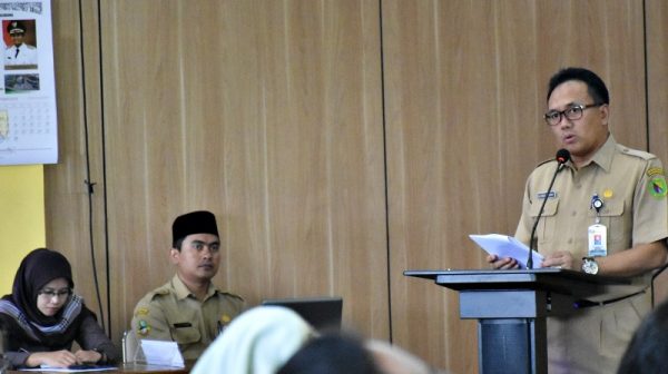 Kepala BKPPD Kab Bandung, Dr. H. Erick Juriara Ekananta, M.Si., saat Sosialisasi PPP No 11/2017 tentang Manajemen PNS dan Permenpan RB No 25/2016 tentang Nomenklatur Jabatan Pelaksana, di Bale Kandaga Soreang, Selasa (23/5). by Kominfo Kab Bdg