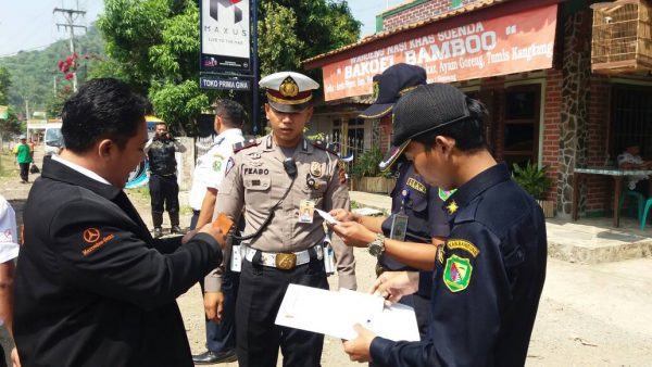 Kanit Patwal Polres Bandung Ipda Feabo saat ramcheck di Pertigaan Sadu, Kec Soreang, Kab Bandung, Selasa (23/5). by bb8