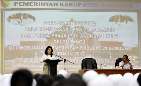 Kepala Pusdiklat Kemendagri Regional Bandung, Ir. Tati Devi M. Siregar, M.Si., bersama Asisten Ekjah Kab Bandung, H. Marlan, S.Ip., M.Si., saat Pelatihan Dasar CPNS Purna Praja IPDN, di Gedung M Toha Soreang, Rabu (10/5). by Kominfo Kab Bdg