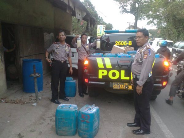 Operasi Cipta Kondisi Polsek Baleendah menyita ratusan botol miras dan jirigen tuak pada Rabu (10/5) malam. by bb8