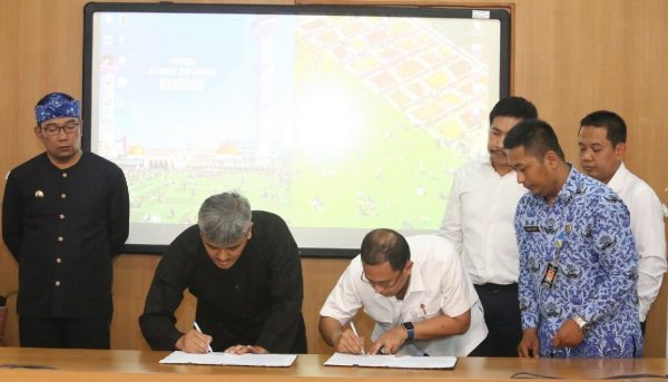 PT. PP Infrastruktur, PT. PP Properti, dan PD Pasar Bermartabat teken MoU kerja sama bisnis melalui optimalisasi aset PD Pasar Bermartabat, disaksikan Wali Kota Bandung Ridwan Kamil di Pendopo Kota, Rabu (17/5). by Humas Pemkot Bandung