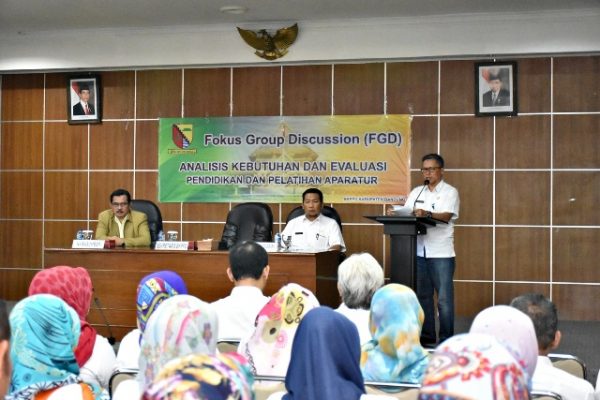 Sekretaris BKPPD Kab Bandung, Drs. Yani Suhardi Setiawan, M.M., membacakan sambutan tertulis Bupati Bandung pada FGD Analisis Kebutuhan dan Evaluasi Diklat Aparatur Pemkab Bandung di Bale Sawala Soreang, Rabu (17/5).by Humas Pemkab Bandung