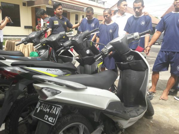 Satreskrim Polres Bandung menangkap pelaku pencurian motor bermodus hipnotis. Foto saat ekspos di Mapolres Bandung, Selasa (9/5). bb-8