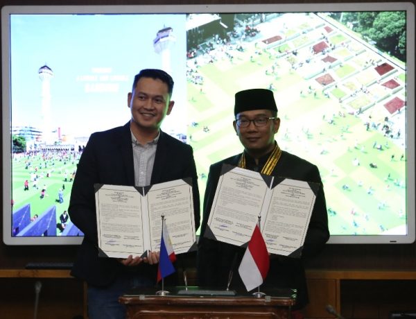 Wali Kota Bandung Ridwan Kamil dan Wakil Wali Kota Cotabato Graham Nazer Guiani Dumama tandatangani MoU, di Bale Kota Bandung, Sabtu (13/5). by Meiwan Humas Pemkot Bandung