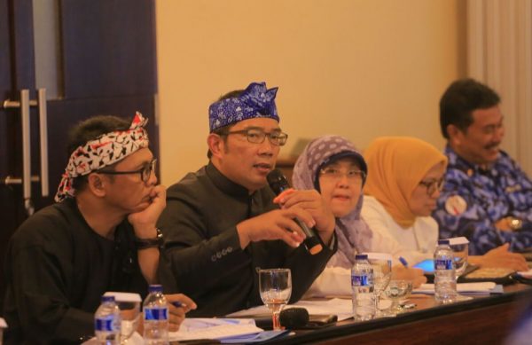 Wali Kota Bandung Ridwan Kamil memberikan arahan saat rapat evaluasi kinerja SKPD Pemkot Bandung di Hotel Premiere La Grande, Rabu (3/5). by Meiwan Humas Pemkot Bandung