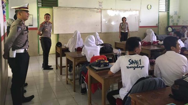 Kanit Turjawali Satlantas Polres Bandung Ipda Feabo Adigo MP STK mendampingi para mahasiswa STIK-PTIK saat sosialisasi Tiblantas di SMUN 1 Margahayu, Kab Bandung, Selasa (23/5). by bb8