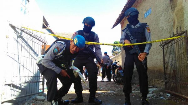 Densus 88 Mabes Polri saat penggeledahan rumah terduga teroris di Kampung Rancasawo, Kec Buahbatu, Kota Bandung, Jumat (26/5). by ist