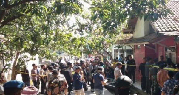 Tim Inafis Polda Jabar memasang police line di rumah kontrakan terduga teroris Kampung Melayu, di Kampung Babakan Sangkuriang RT 03 RW 01, Desa/Kec Dayeuhkolot, Kab Bandung, Jumat (26/5). by ist