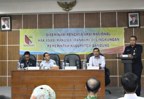 Asisten Pemerintahan Kabupaten Bandung, Yudhi Haryanto, S.H., SP1, saat Sosialisasi dan Diseminasi Ranham di Bale Sawala Soreang, Selasa (16/5). by Kominfo Kab Bdg