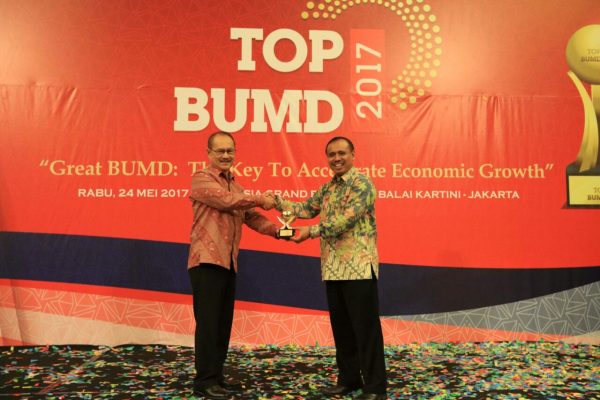 Dirut PT BPR Kertaraharja Kab Bandung HM Soleh Pios menerima penghargaan Top BPR 2017 pada acara Top BUMD 2017, di Balai Kartini Jakarta, Rabu (24/5/17). by ist