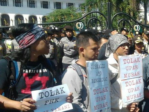 Solidaritas Jurnalis Bandung turut dalam barisan buruh memperingati May Day 2017, di depan Gedung Sate, Senin (1/5). by ist