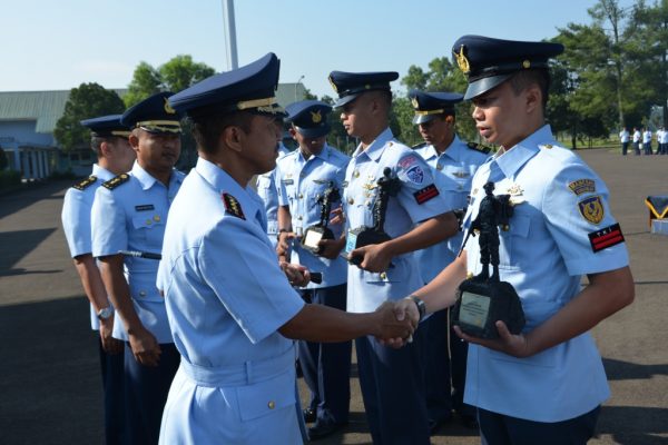 Para lulusan terbaik menerima cindera mata dari Komandan Lanud Sulaiman Kolonel Pnb M. Syafii, M.M., pada upacara tupdik di lapangan apel Staf 2 Lanud Sulaiman, Margahayu, Bandung. by Pentak Lanud Sulaiman).