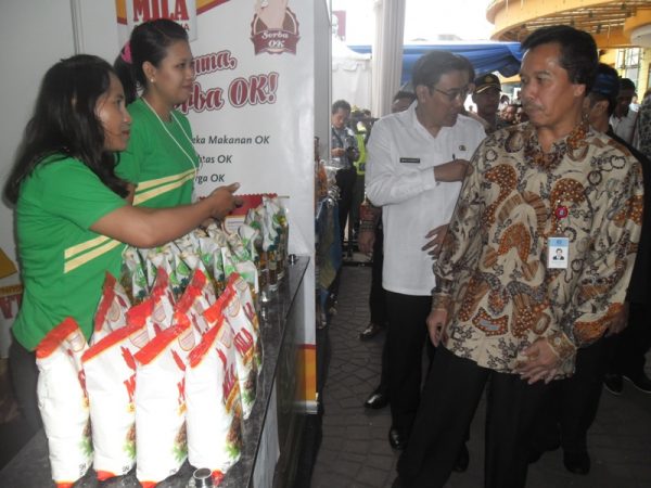 Kepala KPw BI Jabar WiwieK Sisto Widayat  saat meninjau booth Pasar Murah di Halaman Parkir Bandung Trade Mall (BTM), Kiaracondong, Kota Bandung, Rabu (14/6/17). by iwa/bbcom