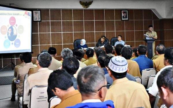 Bupati Bandung H.Dadang M Naser,SH.,M.Ip bersama Kepala Dinas Pendidikan Dr.H.Juhana,M.MPd, saat Sosialisasi Perbup No 35/2017, di Bale Sawala Soreang, Senin (12/6). by Vita_Kominfo Kab Bdg