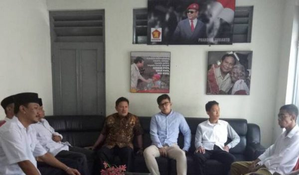 Mantan Bupati Sumedang Ade Irawan (batik coklat) mendaftar sebagai bakal calon Bupati/Wakil Bupati Sumedang, ke Partai Gerindra Kab. Sumedang, Rabu (21/6).