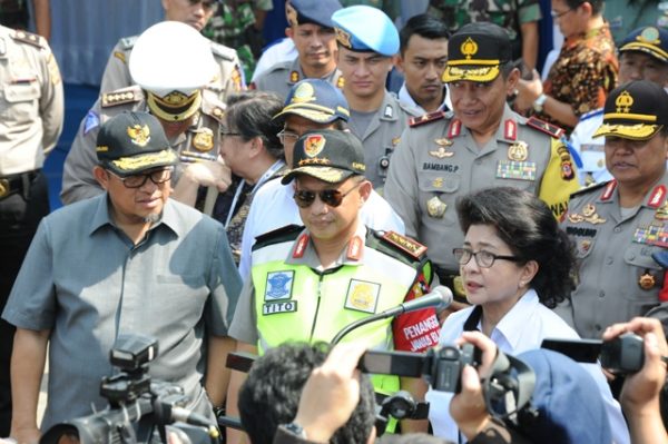 Gubernur Jabar Ahmad Herywan mendampingi Kapolri Jenderal Tito Karnavian usai rakor arus mudik-balik Lebaran 2017 di Pos Polisi Cileunyi, Kab Bandung, Jumat (30/6). by Humas Pemprov Jabar