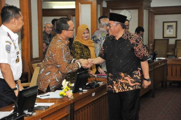 Gubernur Jabar Ahmad Heryawan usai memimpin rapat rencana kerjasama Pemprov Jabar dan pembahasan work plan, di Ruang Rapat Sanggabuana Gedung Sate, Jumat (16/6). by Humas Pemprov Jabar