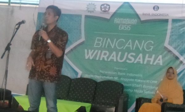 Kepala Divisi Pengembangan Ekonomi Daerah Bank Indonesia Regional Jawa Barat, Dudi Darmawan, jadi narasumber talkshow "Bincang Wirausaha" di PC Persis Dayeuhkolot, Jalan Cisirung Sayati,Desa Cangkuang Wetan, Kec Dayeuhkolot, Kab Bandung, Minggu (11/6). by iwa/bbcom 