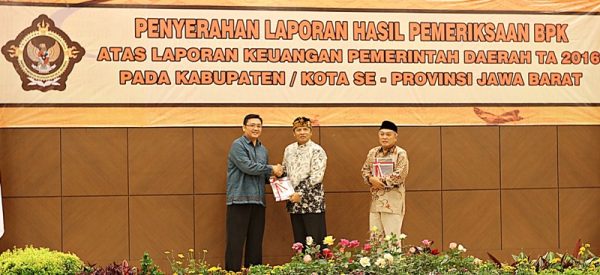 Bupati Bandung Dadang Naser saat menerima setifikat opini WTP LKPD 2016 di Kantor BPKP Provinsi Jabar, Kota Bandung, Rabu (31/5). by Kominfo Kab Bdg