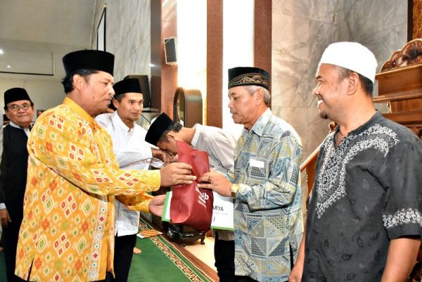 Bupati Bandung, H. Dadang M. Naser menyerahkan bantuan secara simbolis kepada anak yatim, imam masjid, muadzin dan guru mengaji, saat peringatan Nuzulul Qur’an di Masjid Al Fathu Sorang, Senin (12/6) malam. by Kominfo Kab Bdg