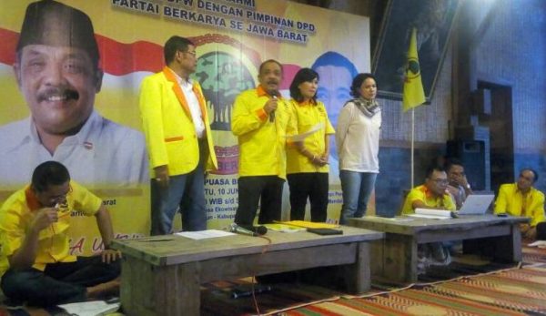 Ketua DPW Partai Berkarya Jabar Eka Santosa saat konsolidasi dengan 27 DPD Partai Berkarya se-Jawa Barat, di Alam Santosa Resort, Pasir Impun, Kecamatan Cimenyan, Kabupaten Bandung, Sabtu (10/6). by bbcom