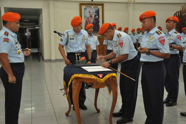 Komandan Korpaskhas Marsekal Muda TNI T. Seto Purnomo menyaksikan penandatanganan pakta integritas kepada seluruh Komandan Satuan Jajaran Paskhas, di loby Mako Korpaskhas, Sabtu (3/6). by Penpaskhas