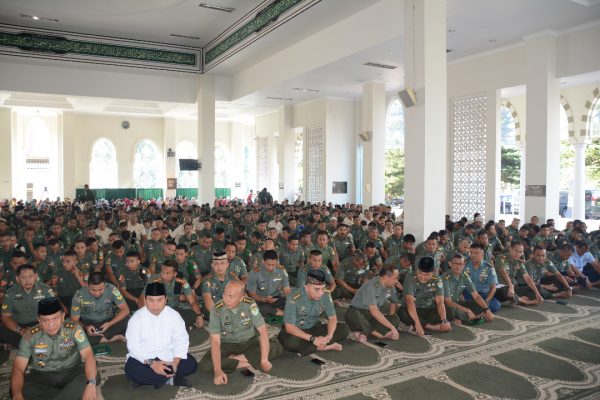 Pangdam III/Siliwangi Mayjen TNI M. Herindra bersama segenap warga Kodam III/Siliwangi mengikuti peringatan Nuzulul Quran di Masjid Al-Ikhlas Kodam III/Siliwangi Jalan Aceh Bandung, Rabu (14/6). by Pendam III Slw