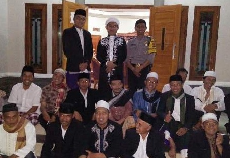 Kapolsek Ciwidey AKP Ikadek Vemil SE,SIK,MH dan anggotanya mengisi tradisi Ngabuburit dengan cara silaturahmi ke pondok pesantren yang ada di wilayah hukumnya. by bb8