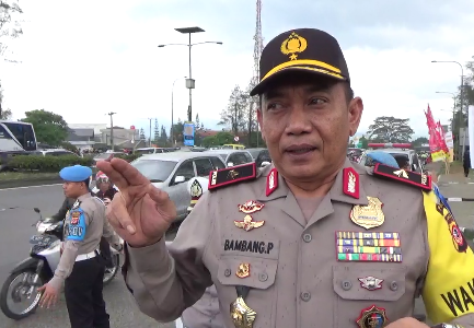 Wakapolda Jabar Brigjen Pol. Bambang Purwanto saat memantau arus mudik di kawasan Cileunyi, Senin (26/6). by TAM/bbcom