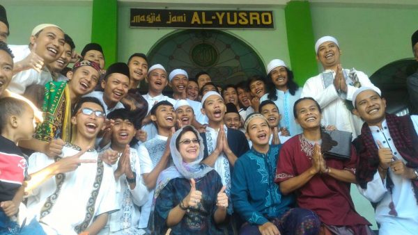 Nurul Arifin usai sholat ied di Cicadas Bandung. 