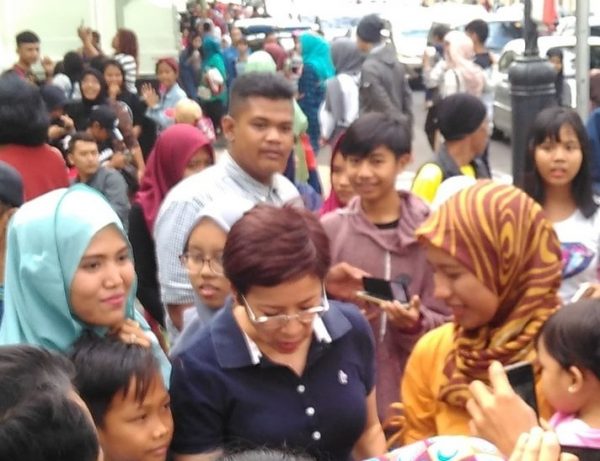 Bakal calon Walikota Bandung dari Partai Golkar Nurul Arifin memulai safari politiknya dari Tugu Titik Nol Bandung, di Jalan Asia Afrika, Kota Bandung, Senin (26/6).