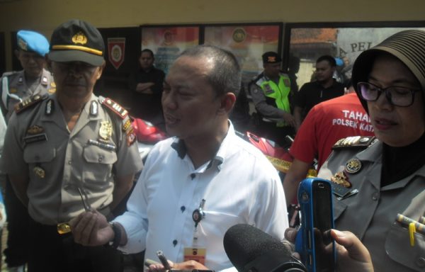 Kapolsek Katapang, AKP Mochammad Noor didampingi Kanit Reskrim Polsek Katapang Iptu Dwi Noor Wahyono saat ekspos curanmor di Mapolsek Katapang, Senin (5/6). by iwa/bbcom