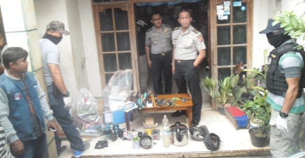  Kabid Humas Polda Jabar Kombespol Yusri Yunus menunjukkan barang bukti saat penggeledahan di rumah terduga teroris berinisial MQ di Kampung Paledang RT 2/RW 6, Desa Cileunyi Wetan, Kabupaten Bandung, Selasa (6/6). by iwa/bbcom