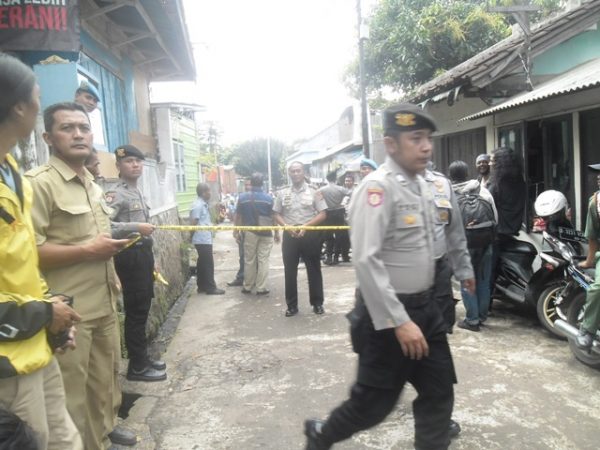 Polisi memasang police line di sekitar rumah terduga teroris saat penggeledahan di Kampung Paledang RT 2/RW 6, Desa Cileunyi Wetan, Kabupaten Bandung, Selasa (6/6).