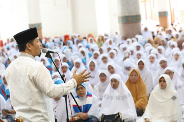 Bupati Bandung H.Dadang Mochamad Naser, SH, M.Ip saat peresmian pembinaan manasik massal pertama calon jamaah haji Kab Bandung tahun 1438 H/ 2017 M di Mesjid Al-Fathu Soreang, Kamis (7/7/17). by Kominfo Kab Bdg