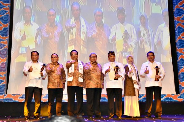 Gubernur Jabar Ahmad Heryawan saat penyerahan penghargaan kepada Bupati Bandung Dadang Naser sebagai Juara I Pemerintah Kabupaten/Kota yang menyediakan dana sharing terbesar untuk Program PKH di Jawa Barat, pada Annual Summit PKH Jabar 2017 di Gedung Sabuga Bandung, Rabu (26/7). by Kominfo Kab Bdg