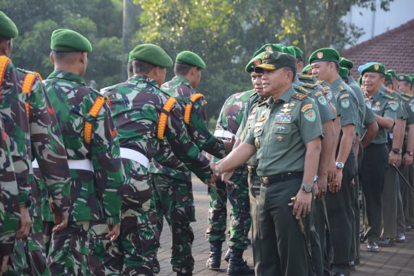 Pangdam III/Siliwangi Mayjen TNI M. Herindra bersalaman dengan prajurit dan PNS Kodam III/Siliwangi saat halal bihalal di Lapangan Makodam III/Slw Bandung, Senin (3/7). by Pendam Slw