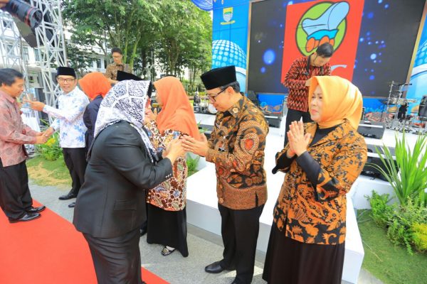 Sekda Kota Bandung Yossi Irianto saat halah bihalal di Balekota Bandung,, Kamis (6/7/17). by Meiwan Humas Pemkot Bdg 