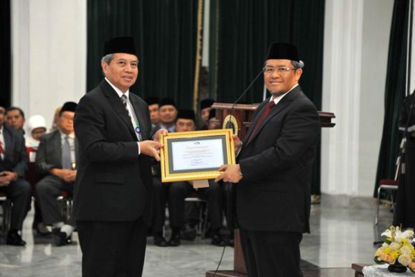 Gubernur Jabar Ahmad Heryawan menerima Piagam APIP Level 3 dari Deputi Kepala BPKP Bidang Pengawasan Penyelenggaraan Keuangan Daerah Gatot Darmastro, di Aula Barat Gedung Sate, Senin (24/7). by Humas Pemprov Jabar