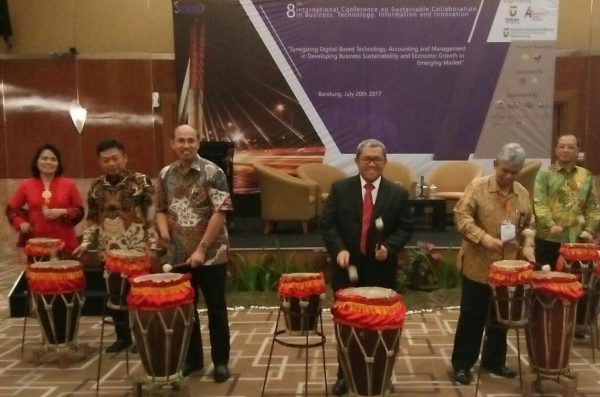 Gubernur Jawa Barat Ahmad Heryawan saat acara 'The 8th International Conference on SCBTII di Hotel Grand Preanger Bandung, Kamis (20/7). by Humas Pemprov Jabar