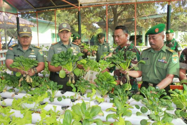 Dandim 0609/Kab Bandung Letkol Arh A. Andre Wira Kurniawan S.AP M.Si bersama para staf saat panen tanaman hidroponik yang ditanam halaman perkantoran Kodim 0609/Kab. Bandung di Jalan Jend. Gatot Subroto Cimahi, Kamis (4/7). by Pendam Slw