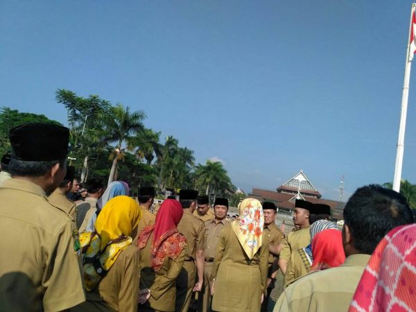 Bupati Bandung H.Dadang.M.Naser,SH.,M.Ip melakukan sidak saat apel PNS di Lapang Upakarti Komplek Pemkab Bandung di Soreang, Senin (3/7/17). by Diskominfo Kab Bdg