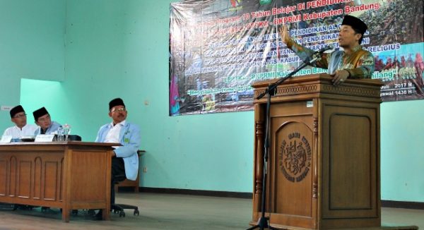 Bupati Bandung Dadang Naser meresmikan peluncuran Program 10 Tahun Belajar Pendidikan Al Qur'an lingkup LPPTKA - BKPRMI Kab Bandung di Gedung Ormas Soreang, Kamis (13/7/17). by Kominfo Kab Bdg