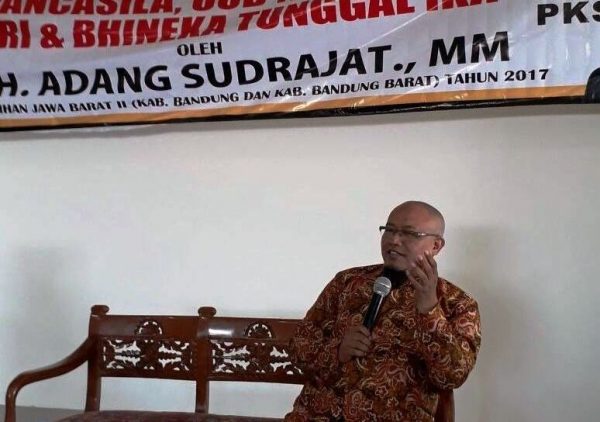 Anggota MPR RI dr Adang Sudrajat saat sosialisasi berbangsa dan bernegara di Aula Sekretariat DPD PKS Kabupaten Bandung Jl. Ki Astra Manggala, Kel/Kec Baleendah, Kab Bandung, Selasa (25/7). by ist