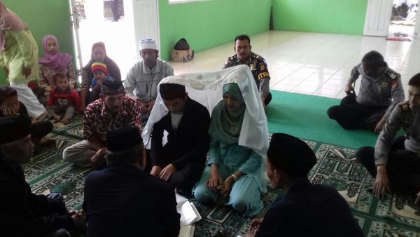 Pasangan pengantin terpaksa nikah di Mapolsek Soljer, Senin (3/7). bb-80