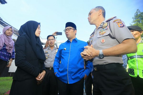 Wali Kota Bandung Ridwan Kamil didampingi Kapolrestabes Bandung Kompol Hendro Pandowo berbincang dengan istri korban curas, di Mapolrestabes Bandung, Jumat (7/7/17). by Meiwan Humas Pemkot Bdg