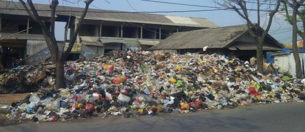 Tumpukan sampah dibiarkan menggunung di depan Pasar Baleendah, Selasa (11/7/17). by ist