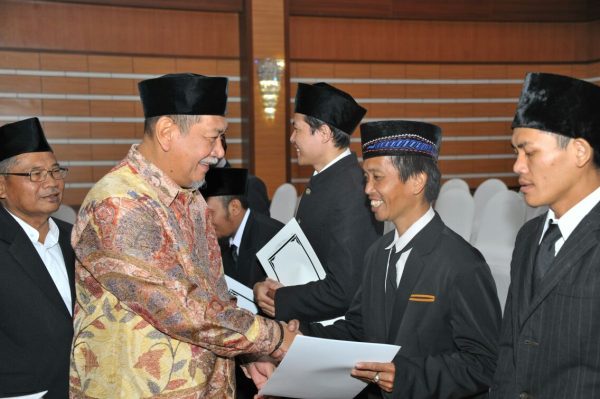 Wagub Jabar Deddy Mzwar menyerahkan sertifikat kelulusan kepada 33 ulama yang digelar MUI Jabar, di Hotel Asrilia Kota Bandung, Senin (10/7/17). b y Humas Pemprov Jabar