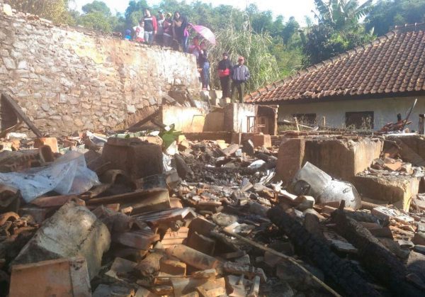 Kebakaran menimpa lima rumah warga Kampung Cijambuaer RT 4/5 Desa Sukanagara Kecamatan Soreang Kabupaten Bandung, sekitar pukul 05.00 WIB, Minggu (2/7/17).  by ist